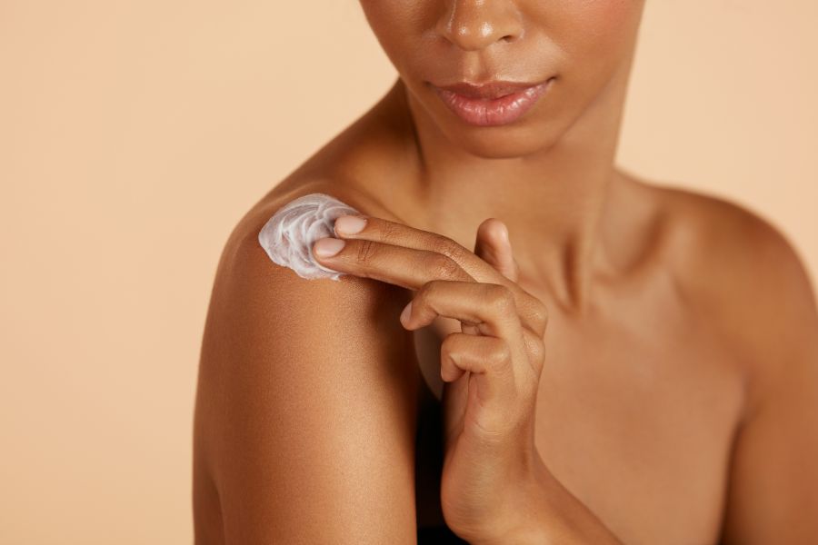 mujer aplicando crema hidratante en el cuerpo
